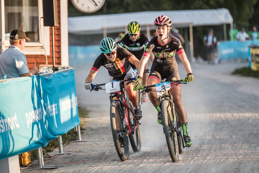 Ella Holmegård, Mölndals CK i slutspurten mot Alina Johansson, Mjölby CK. 